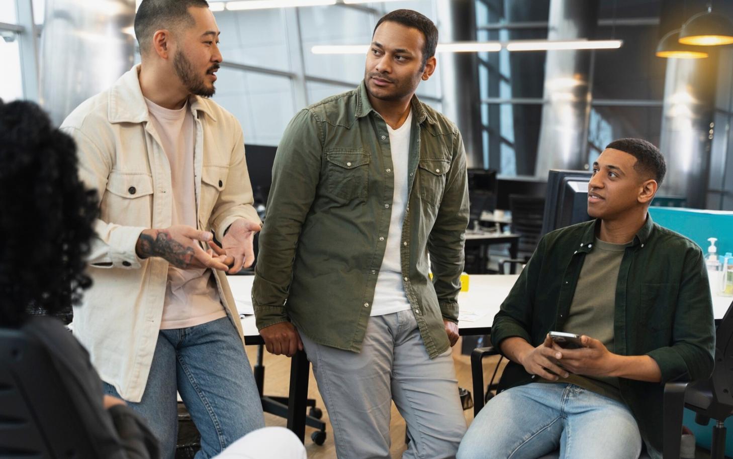 Modernes Büro mit Finanzanalysen und Strategiematerialien